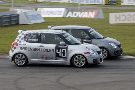 Henrik Sørensen og Rudi Larsen i de nye Suzuki racere..